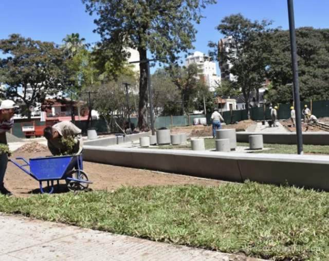 La provincia está implementando sistemas de riego artificial en las áreas verdes de la costanera